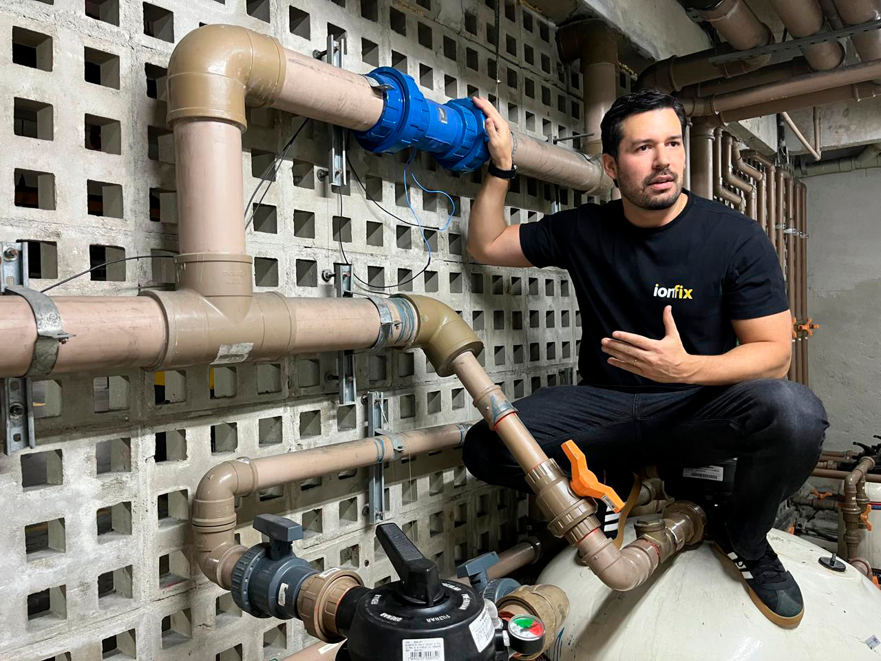 Técnico Ionfix trabalhando em sistema de ionização
